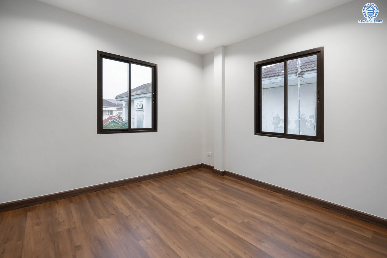 บ้านมือสองตกแต่งใหม่ ม.วรารมย์ เพชรเกษม81 แบรนด์ Q.House รองรับทุกความสุข เนื้อที่ 54 ตร.ว. ฟังก์ชัน 3 ห้องนอน 2 ห้องน้ำ 1 ห้องอเนกประสงค์ จอดรถได้ 1 คัน บนทำเลใกล้ The Mall บางแค และเชื่อมต่อ ถ.พุทธมณฑลสาย4 และ ถ.กาญจนาฯ